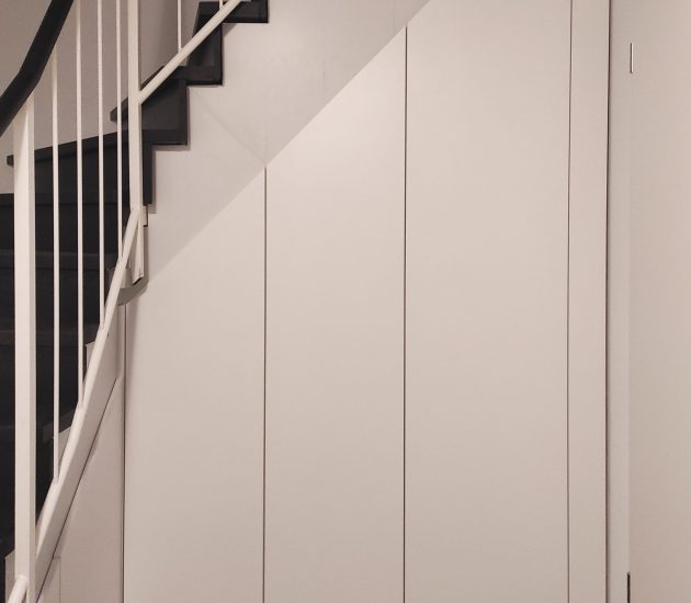 Die Schrankhelden - Schlichter weißer Treppenschrank nach Maß