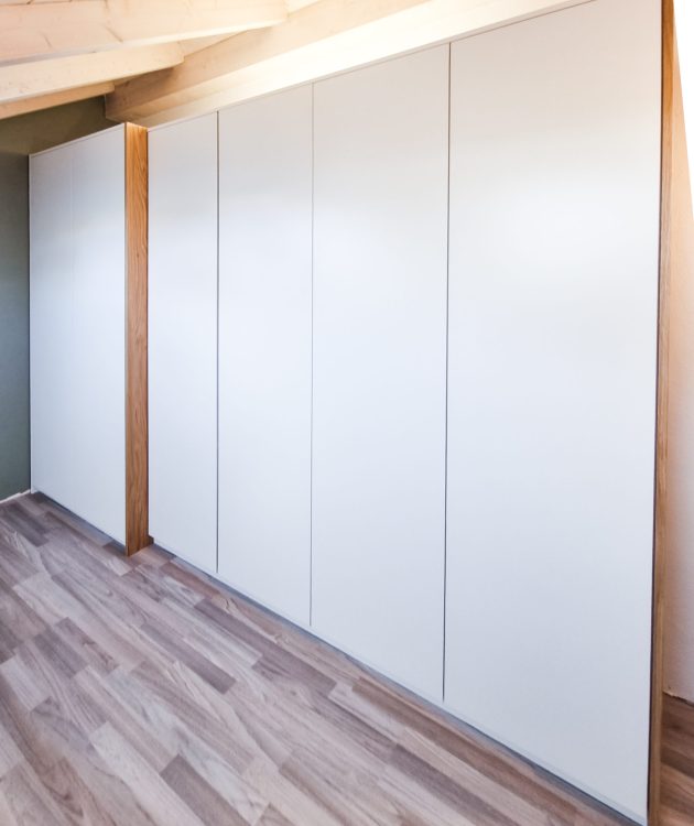 Einbauschrank weiß versetzt mit Eichenelementen