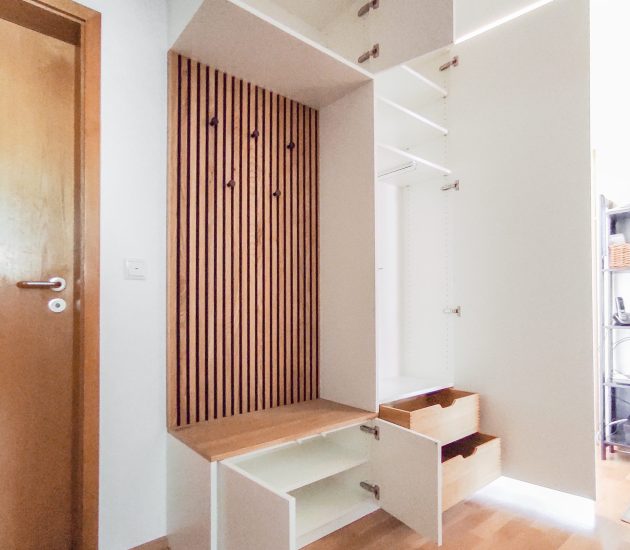 Garderobe in Matt Weiß mit Sitzgelegenheit