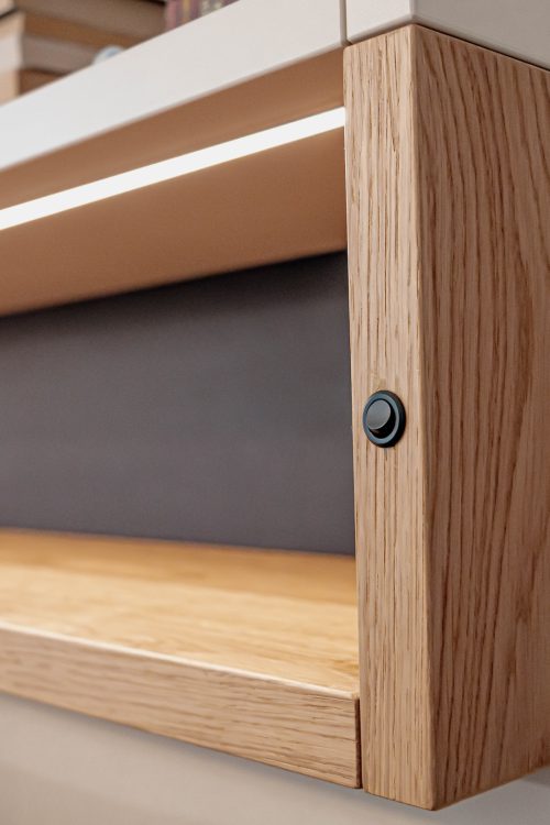 Wohnwand Detailaufnahme Lichtschalter Champagner Inlay Blende Wildeiche LED Leisten