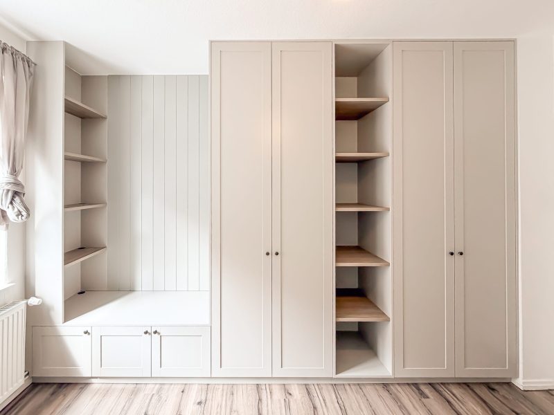 Wohnwand_Schlafzimmerschrank_beige_Kassetenfornten