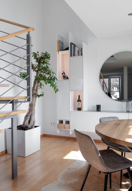 Weiße Hochglanz Wohnwand im offenen Wohnraum