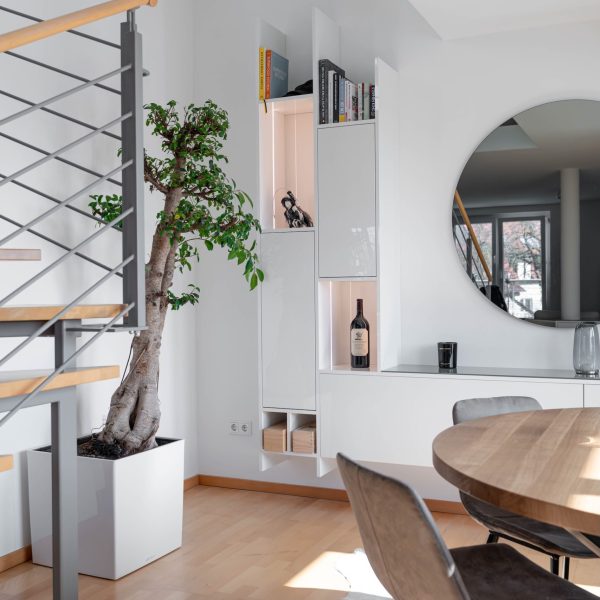 Weiße Hochglanz Wohnwand im offenen Wohnraum