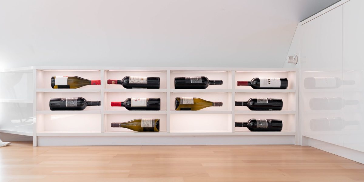 Integriertes Weinregal in weißem Hochglanz Sideboard