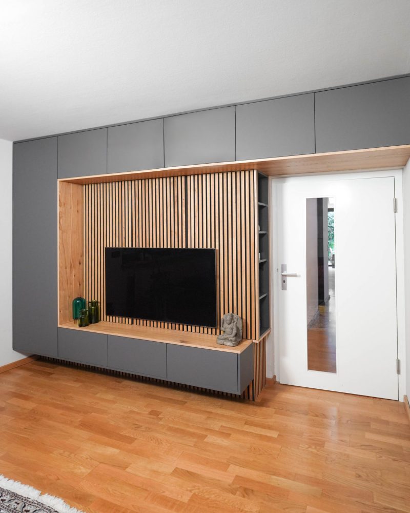 Wohnwand anthrazit Wandpaneele Eiche mit offenem Regalelement seitlich