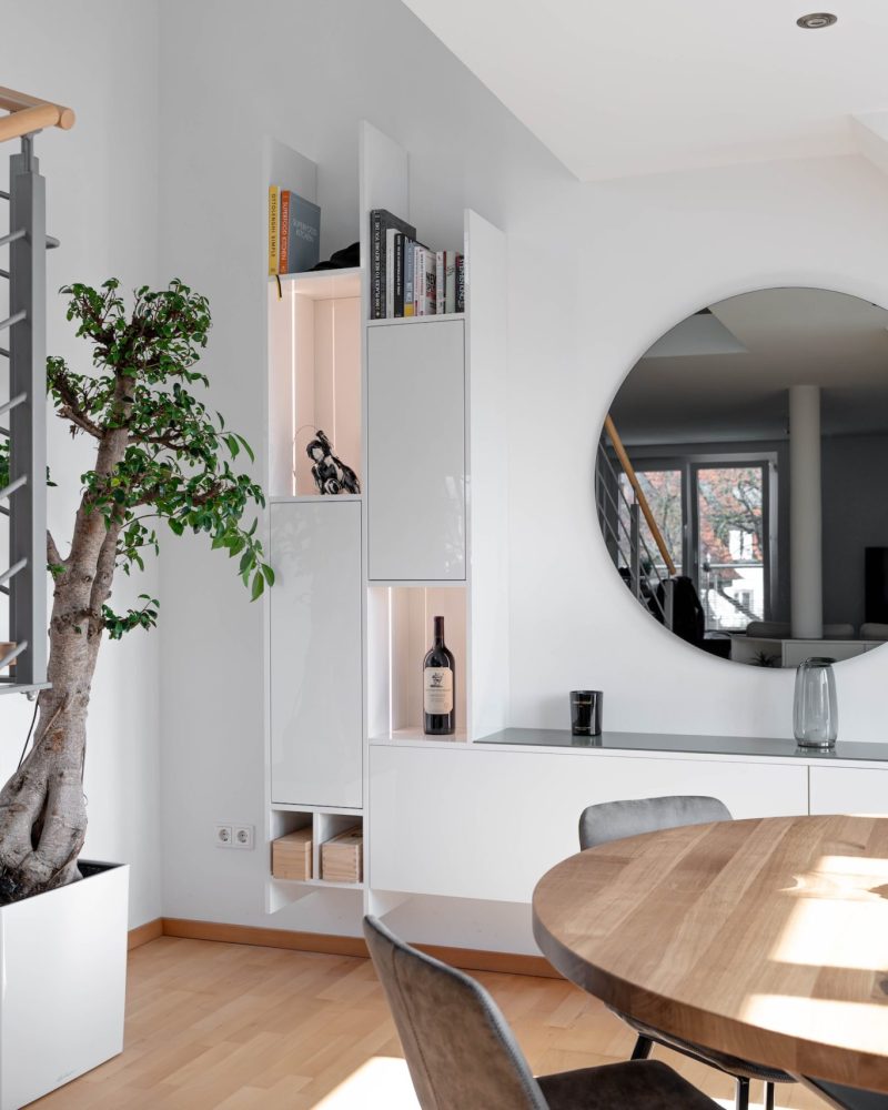 Weiße Hochglanz Wohnwand im offenen Wohnraum mit weißer Hochglanz Wohnwand