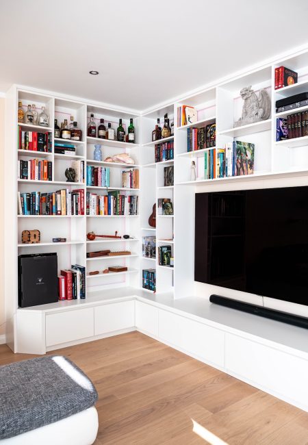 Wohnwand weiß ums Eck mit Dekoelementen