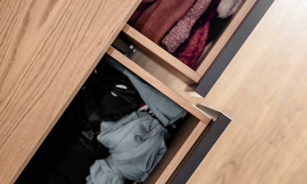 Garderobenschrank in matt-schwarz mit Eichenpaneelen und LED -  Perspektive von oben auf die Schubläden