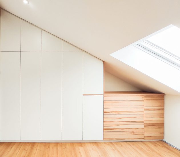 Schlichter Dachschrägenschrank mit Holzelementen