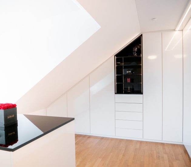 Dachschrägenschrank in weiß Hochglanz und eingebauter Vitrine in schwarz