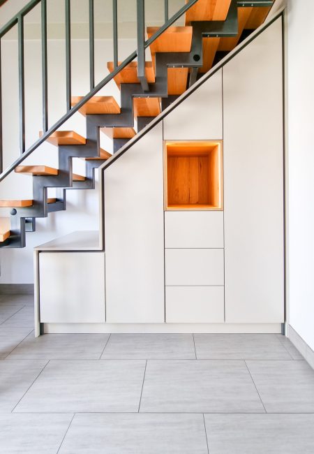 Treppenschrank weiß mit Eicheninlay und LED